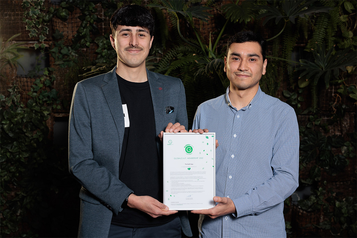Image of two company representatives holding their GLOBALG.A.P. certificate