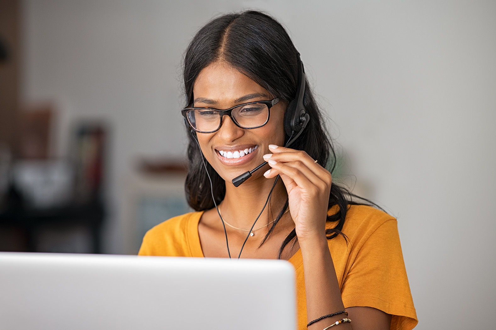 Image of a customer support technical advisor assisting a stakeholder 